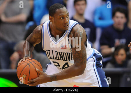 2. Februar 2011 - Villanova, Pennsylvania, USA - Villanova Wildcats guard Corey Stokes (24) mit dem Ball während der Spielaktion.  In einer großen Schlacht Osten #12 Niederlagen Villanova Marquette 75-70 in einem Spiel im Pavillon in Villanova, Pennsylvania (Credit-Bild: © Mike McAtee/Southcreek Global/ZUMAPRESS.com) Stockfoto