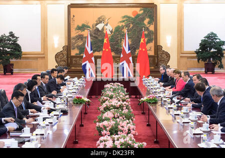 Peking, China. 2. Dezember 2013. Der chinesische Ministerpräsident Li Keqiang führt Gespräche mit der britische Premierminister David Cameron in Peking, Hauptstadt von China, 2. Dezember 2013. (Xinhua/Wang Ye / Alamy Live News) Stockfoto