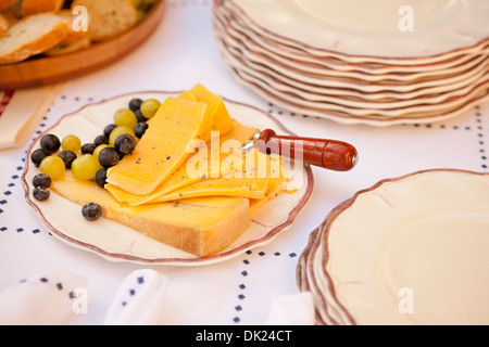 Käseplatte mit Blaubeeren und Trauben Stockfoto