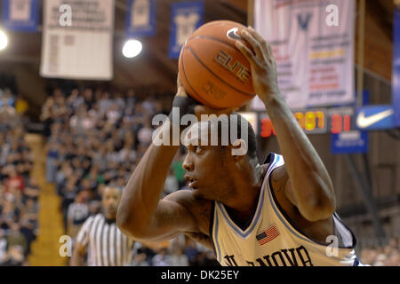 2. Februar 2011 - Villanova, Pennsylvania, USA - Villanova Wildcats guard Corey Stokes (24) mit dem Ball während der Spielaktion.  In einer großen Schlacht Osten #12 Niederlagen Villanova Marquette 75-70 in einem Spiel im Pavillon in Villanova, Pennsylvania (Credit-Bild: © Mike McAtee/Southcreek Global/ZUMAPRESS.com) Stockfoto