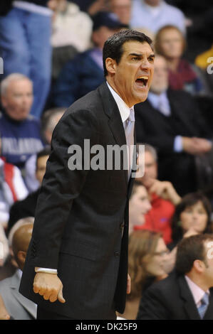 2. Februar 2011 - reagiert Villanova, Pennsylvania, USA - Villanova Cheftrainer Jay Wright auf einen Anruf auf dem Platz. In einer großen Schlacht Osten #12 Niederlagen Villanova Marquette 75-70 in einem Spiel im Pavillon in Villanova, Pennsylvania (Credit-Bild: © Mike McAtee/Southcreek Global/ZUMAPRESS.com) Stockfoto