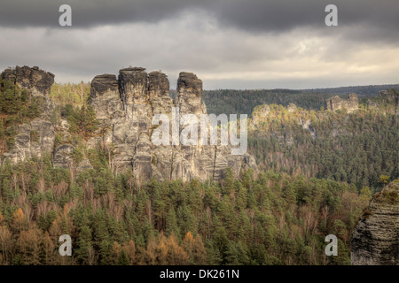 Bastei mit Kleine Gans rock Formation, Nationalpark Sächsische Schweiz, Sachsen, Deutschland Stockfoto