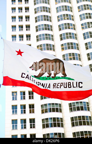 Niedrigen Winkel Ansicht des California State Flagge vor Hochhaus, Kalifornien, Vereinigte Staaten Stockfoto