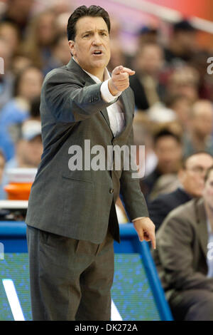 5. Februar 2011 - Westwood, Kalifornien, USA - St. Johns Red Storm Cheftrainer Steve Lavin Trainer während der NCAA Basketball-Spiel zwischen der St. Johns Red Storm und die UCLA Bruins im Pauley Pavilion. Die Bruins fuhr fort, um die Red Storm mit einem Endstand von 66-59 zu besiegen. (Kredit-Bild: © Brandon Parry/Southcreek Global/ZUMAPRESS.com) Stockfoto