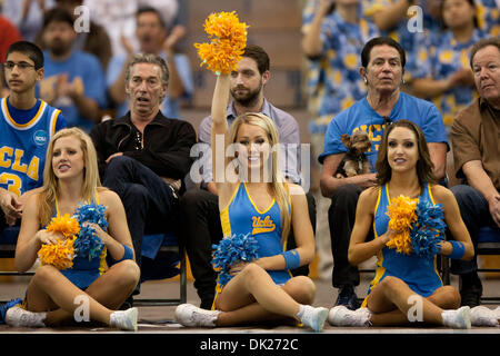 5. Februar 2011 - Westwood, Kalifornien, USA - UCLA Cheerleader bei der NCAA Basketball-Spiel zwischen der St. Johns Red Storm und die UCLA Bruins im Pauley Pavilion. Die Bruins fuhr fort, um die Red Storm mit einem Endstand von 66-59 zu besiegen. (Kredit-Bild: © Brandon Parry/Southcreek Global/ZUMAPRESS.com) Stockfoto