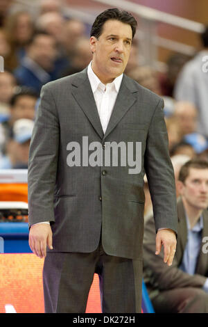 5. Februar 2011 - Westwood, Kalifornien, USA - St. Johns Red Storm Cheftrainer Steve Lavin Trainer während der NCAA Basketball-Spiel zwischen der St. Johns Red Storm und die UCLA Bruins im Pauley Pavilion. Die Bruins fuhr fort, um die Red Storm mit einem Endstand von 66-59 zu besiegen. (Kredit-Bild: © Brandon Parry/Southcreek Global/ZUMAPRESS.com) Stockfoto