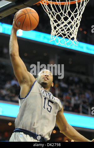 5. Februar 2011 - Washington, District Of Columbia, Vereinigte Staaten von Amerika - Georgetown Hoyas bewachen Austin Freeman (15) mit einem Slam Dunk in der zweiten Hälfte im Verizon Center. Georgetown Hoyas besiegt Providence Frias 83-81. (Kredit-Bild: © Carlos Suanes/Southcreek Global/ZUMAPRESS.com) Stockfoto