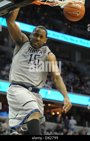 5. Februar 2011 - Washington, District Of Columbia, Vereinigte Staaten von Amerika - Georgetown Hoyas bewachen Austin Freeman (15) mit einem Slam Dunk in der zweiten Hälfte im Verizon Center. Georgetown Hoyas besiegt Providence Frias 83-81. (Kredit-Bild: © Carlos Suanes/Southcreek Global/ZUMAPRESS.com) Stockfoto