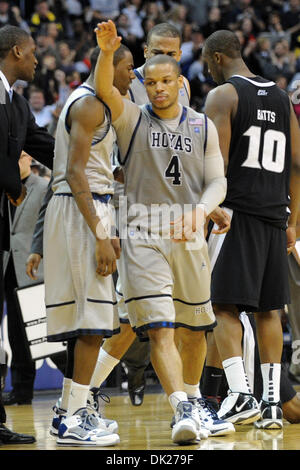 5. Februar 2011 - Washington, District Of Columbia, Vereinigte Staaten von Amerika - Georgetown Hoyas guard Chris Wright (4) salutiert steht am Ende des Spiels im Verizon Center. Georgetown Hoyas besiegt Providence Frias 83-81. (Kredit-Bild: © Carlos Suanes/Southcreek Global/ZUMAPRESS.com) Stockfoto