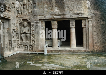 Höhle 19: rechten Flügel der Fassade. Links neben der Fassade, aufdringliche Buddha Bild zu zeigen. Ajanta Höhlen, Aurangabad, Maharashtra, Indien Stockfoto