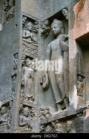 Höhle 19: rechten Flügel der Fassade zeigt Buddha im Varada Mudra stehen. dh-Segen. Ajanta Höhlen, Aurangabad, Maharashtra Stockfoto