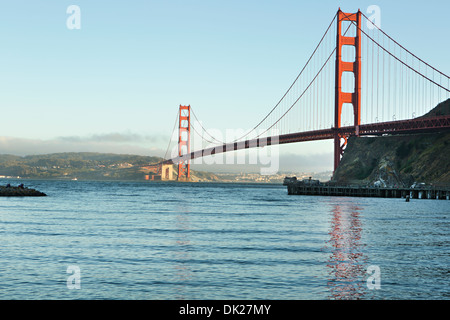 Blick auf "Golden Gate Bridge" unter blauem Himmel über die Bucht von San Francisco, California, Vereinigte Staaten von Amerika Stockfoto