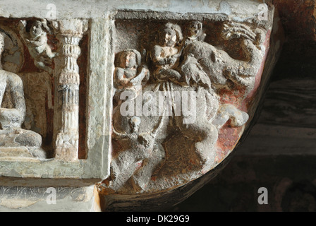 Höhle 19: Säule Kapital Detail. Elefant und Reiter auf der einen Seite der Hauptstadt. Ajanta Höhlen, Aurangabad, Maharashtra, Indien Stockfoto