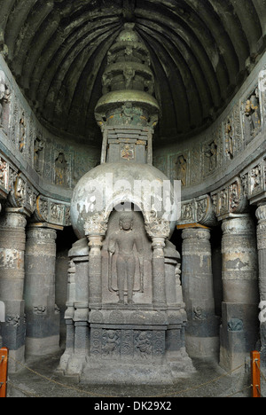 Höhle 19: Chaitya Interieur zeigt Buddhafigur über die Stupa stehen. Ajanta Höhlen, Aurangabad, Maharashtra, Indien Stockfoto