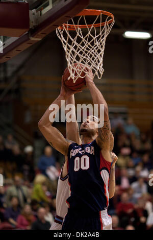 10. Februar 2011 - Los Angeles, Kalifornien, USA - 10. Februar 2011: Robert Sacre (00) von Gonzaga nimmt den Ball in den Korb.  Gonzaga besiegt Loyola Marymount 67 57. (Kredit-Bild: © Josh Kapelle/Southcreek Global/ZUMAPRESS.com) Stockfoto