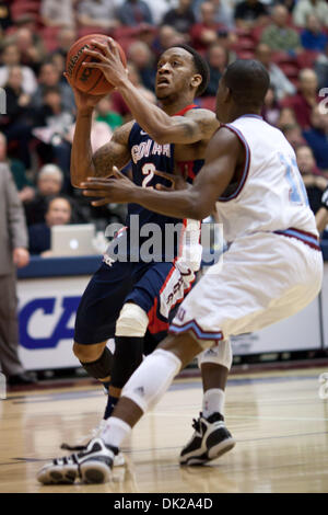 10. Februar 2011 - Los Angeles, Kalifornien, USA - 10. Februar 2011: Marquise Carter (2) Fahrten durch LMUs Druck.  Gonzaga besiegt Loyola Marymount 67 57. (Kredit-Bild: © Josh Kapelle/Southcreek Global/ZUMAPRESS.com) Stockfoto