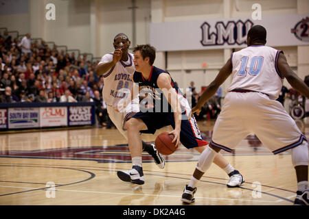 10. Februar 2011 - Los Angeles, Kalifornien, USA - 10. Februar 2011: Kelly Olynyk (13) von Gonzaga treibt die Gasse.  Gonzaga besiegt Loyola Marymount 67 57. (Kredit-Bild: © Josh Kapelle/Southcreek Global/ZUMAPRESS.com) Stockfoto