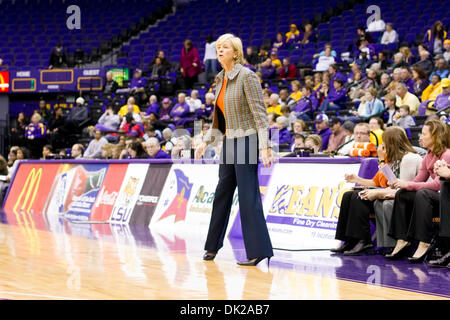 10. Februar 2011 - Baton Rouge, Louisiana, USA - 10. Februar 2011; Auburn in GVE; Auburn Tigers-Cheftrainer Nell Fortner leitet ihr Team von der Seitenlinie; LSU gewann das Spiel 55-52; Baton Rouge, Louisiana (Kredit-Bild: © John Korduner/Southcreek Global/ZUMAPRESS.com) Stockfoto