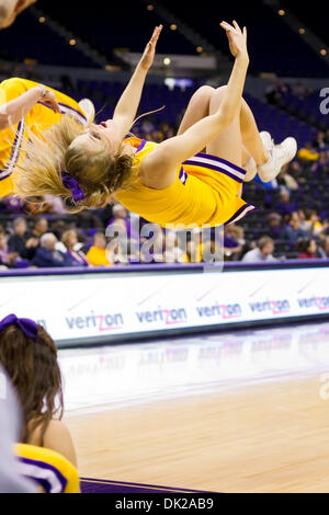 10. Februar 2011 - Baton Rouge, Louisiana, USA - 10. Februar 2011; Auburn in GVE; Die LSU Tigers Cheerleader unterhalten das Publikum während des Spiels; LSU gewann das Spiel 55-52; Baton Rouge, Louisiana (Kredit-Bild: © John Korduner/Southcreek Global/ZUMAPRESS.com) Stockfoto