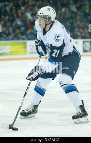 11. Februar 2011 - Saskatoon, Saskatchewan, Kanada - Saskatoon Blades Zentrum Brayden Schenn (#21) spielt den Puck in Aktion während der Saskatoon Blades Vs Prince Albert Raiders Spiel im Credit Union Centre in Saskatoon. (Kredit-Bild: © Derek Mortensen/Southcreek Global/ZUMAPRESS.com) Stockfoto