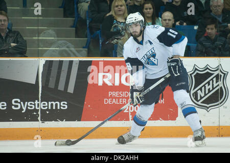 11. Februar 2011 - Saskatoon, Saskatchewan, Kanada - Saskatoon Blades Zentrum Marek Viedensky (#19) spielt einen Pass in Aktion während der Saskatoon Blades Vs Prince Albert Raiders Spiel im Credit Union Centre in Saskatoon. (Kredit-Bild: © Derek Mortensen/Southcreek Global/ZUMAPRESS.com) Stockfoto