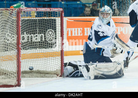 11. Februar 2011 Uhren - Saskatoon, Saskatchewan, Kanada - Saskatoon Blades Torhüter Steven Stanford (#35) den Puck in Aktion während der Saskatoon Blades Vs Prince Albert Raiders Spiel im Credit Union Centre in Saskatoon. (Kredit-Bild: © Derek Mortensen/Southcreek Global/ZUMAPRESS.com) Stockfoto