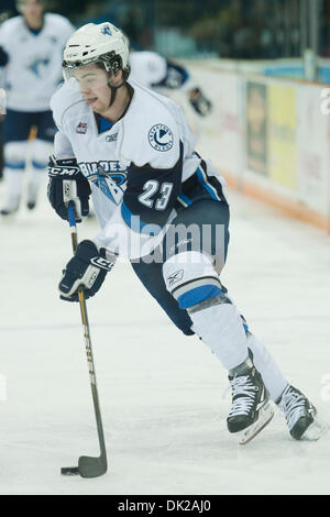 11. Februar 2011 - Saskatoon, Saskatchewan, Kanada - Saskatoon Blades Zentrum Lukas Sutter (#23) Bringsthe Puck oben in Aktion während der Saskatoon Blades Vs Prince Albert Raiders Spiel im Credit Union Centre in Saskatoon. (Kredit-Bild: © Derek Mortensen/Southcreek Global/ZUMAPRESS.com) Stockfoto