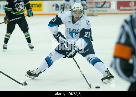 11. Februar 2011 bringt - Saskatoon, Saskatchewan, Kanada - Saskatoon Blades Zentrum Brayden Schenn (#21) den Puck in Aktion bei den Saskatoon Blades Vs Prince Albert Raiders Spiel bei Credit Union Centre in Saskatoon. (Kredit-Bild: © Derek Mortensen/Southcreek Global/ZUMAPRESS.com) Stockfoto