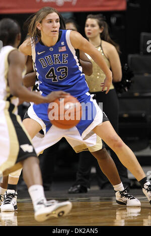 11. Februar 2011 - Winston-Salem, North Carolina, USA - Spiel MVP Duke Center Allison Vernerey (43) für die Verteidigung. Herzog gewinnt 82-39. (Kredit-Bild: © Jim Dedmon/Southcreek Global/ZUMAPRESS.com) Stockfoto