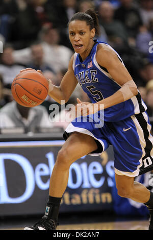 11. Februar 2011 - Winston-Salem, North Carolina, USA - Duke Wache Jasmine Thomas (5) auf dem Dribbling gegen Wake. Herzog gewinnt 82-39. (Kredit-Bild: © Jim Dedmon/Southcreek Global/ZUMAPRESS.com) Stockfoto