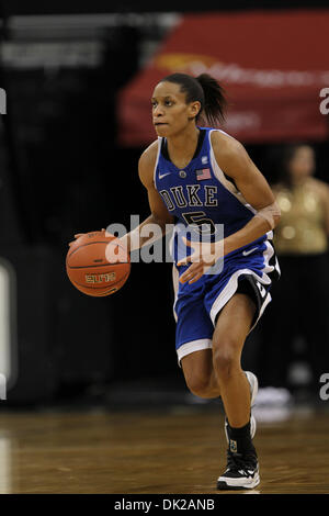 11. Februar 2011 - bringt Winston-Salem, North Carolina, USA - Duke Wache Jasmine Thomas (5) den Ball vorne gegen Wake. Herzog gewinnt 82-39. (Kredit-Bild: © Jim Dedmon/Southcreek Global/ZUMAPRESS.com) Stockfoto