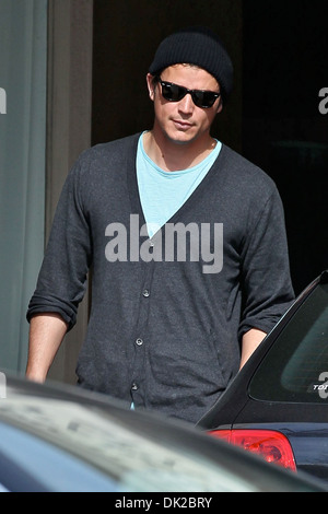 Josh Hartnett Josh Hartnett und Amanda Seyfried Melrose Kunstgalerie in West Hollywood verlassen, während ihre Fahrer führt ein Stockfoto