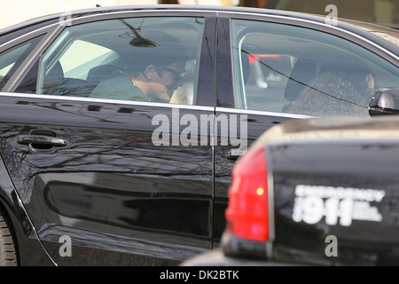 Josh Hartnett Josh Hartnett und Amanda Seyfried Melrose Kunstgalerie zu verlassen, während ihre Fahrer ein schwarz-weiß durchführt Stockfoto