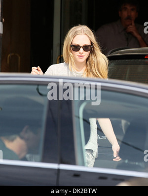 Amanda Seyfried Josh Hartnett und Amanda Seyfried Melrose Kunstgalerie in West Hollywood verlassen, während ihre Fahrer übt Stockfoto