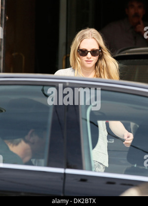 Amanda Seyfried Josh Hartnett und Amanda Seyfried Melrose Kunstgalerie in West Hollywood verlassen, während ihre Fahrer übt Stockfoto