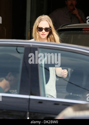 Amanda Seyfried Josh Hartnett und Amanda Seyfried Melrose Kunstgalerie in West Hollywood verlassen, während ihre Fahrer übt Stockfoto