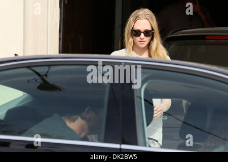 Amanda Seyfried Josh Hartnett und Amanda Seyfried Melrose Kunstgalerie in West Hollywood verlassen, während ihre Fahrer übt Stockfoto