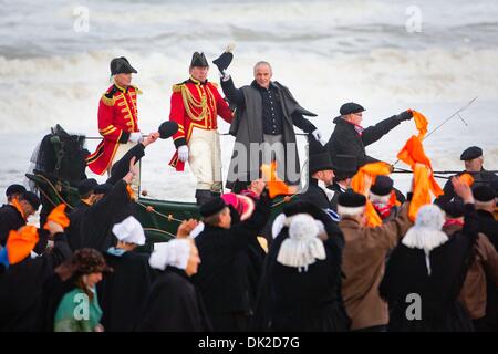 Niederländischer Schauspieler Huub Stapel als Prinz Willem Frederik, der spätere König Wilhelm ich gekleidet, während die Nachstellung der historischen Landung auf dem Strand von Scheveningen, während der Feierlichkeiten anlässlich der 200-Jahr-Feier des Königreichs der Niederlande, in Scheveningen, Niederlande, 30. November 2013 führt. William kehrte aus dem Exil in England als Held am 30. November 1813. Seine Landung markiert die Unabhängigkeit von den Niederlanden aus dem französischen und dem Beginn des Vereinigten Königreichs der Niederlande. Foto: PATRICK VAN KATWIJK Niederlande und Frankreich Stockfoto