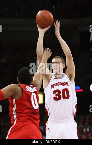 12. Februar 2011 - Madison, Wisconsin, schießt US - Wisconsin vorwärts Jon Leuer (30) über Ohio State vorwärts Jared Sullinger (0) in Firsst halbe Aktion. Die Dachse trail Buckeyes zur Halbzeit 28-26 in einem Spiel im Kohl Center in Madison, Wisconsin. (Kredit-Bild: © John Fisher/Southcreek Global/ZUMAPRESS.com) Stockfoto