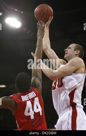 12. Februar 2011 - Madison, Wisconsin, USA - Wisconsin vorwärts Jon Leuer (30) Triebe über Ohio State guard William Buford (44) im ersten Halbjahr Aktion. Die Dachse trail Buckeyes zur Halbzeit 28-26 in einem Spiel im Kohl Center in Madison, Wisconsin. (Kredit-Bild: © John Fisher/Southcreek Global/ZUMAPRESS.com) Stockfoto