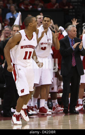 12. Februar 2011 - Madison, Wisconsin, USA - Wisconsin bewachen Jordan Taylor (11) und die Wisconsin Badgers verärgert die Ohio State Buckeyes 71-67 im Kohl Center in Madison, Wisconsin. (Kredit-Bild: © John Fisher/Southcreek Global/ZUMAPRESS.com) Stockfoto