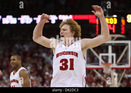 12. Februar 2011 - Madison, Wisconsin, feiert US - Wisconsin vorwärts Mike Bruesewitz (31) als die Dachse-Rallye, die Ohio State Buckeyes 71-67 im Kohl Center in Madison, Wisconsin verärgert. (Kredit-Bild: © John Fisher/Southcreek Global/ZUMAPRESS.com) Stockfoto