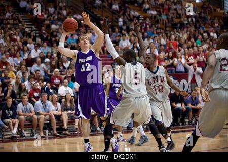 12. Februar 2011 - Los Angeles, Kalifornien, USA - 12. Februar 2011: Ryan Nicholas (32) von Portland wirft den Ball.  Portland besiegte Loyola Marymount 71-48. (Kredit-Bild: © Josh Kapelle/Southcreek Global/ZUMAPRESS.com) Stockfoto