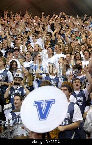 12. Februar 2011 - Villanova, Pennsylvania, USA - The Villanova Student Abschnitt vor dem Start des Spiels. Villanova führt in eine Big East Schlacht #9 #4 Pittsburgh an der halben 27-23, in einem Spiel im Pavillon in Villanova, Pennsylvania (Credit-Bild: © Mike McAtee/Southcreek Global/ZUMAPRESS.com) Stockfoto