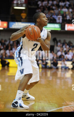 12. Februar 2011 - Villanova, Pennsylvania, USA - Villanova Wildcats bewachen Maalik Wayns (2) schaut auf den Ball zu passen. Villanova führt in eine Big East Schlacht #9 #4 Pittsburgh an der halben 27-23, in einem Spiel im Pavillon in Villanova, Pennsylvania (Credit-Bild: © Mike McAtee/Southcreek Global/ZUMAPRESS.com) Stockfoto