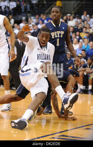 12. Februar 2011 - Villanova, Pennsylvania, USA - Villanova Wildcats nach vorne fällt Jesaja Armwood (34) auf den Boden.  Villanova führt in eine Big East Schlacht #9 #4 Pittsburgh an der halben 27-23, in einem Spiel im Pavillon in Villanova, Pennsylvania (Credit-Bild: © Mike McAtee/Southcreek Global/ZUMAPRESS.com) Stockfoto