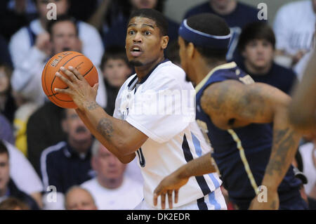 12. Februar 2011 - Villanova, Pennsylvania, USA - Villanova Wildcats nach vorne sieht Antonio Pena (0) um eine Steckdose pass zu machen.  Villanova führt in eine Big East Schlacht #9 #4 Pittsburgh an der halben 27-23, in einem Spiel im Pavillon in Villanova, Pennsylvania (Credit-Bild: © Mike McAtee/Southcreek Global/ZUMAPRESS.com) Stockfoto