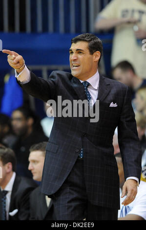 12. Februar 2011 - Villanova, Pennsylvania, USA - Villanova Cheftrainer Jay Wright ruft ein Theaterstück.  In einem großen Osten besiegt Schlacht #4 Pittsburgh #9 Villanova 57-54, in einem Spiel im Pavillon in Villanova, Pennsylvania (Credit-Bild: © Mike McAtee/Southcreek Global/ZUMAPRESS.com) Stockfoto