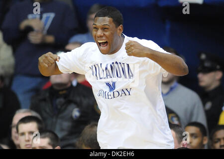 12. Februar 2011 - Villanova, Pennsylvania, USA - Villanova Wildcats Guard/Forward Russell Wooten (12) Jubel von der Bank. In einem großen Osten besiegt Schlacht #4 Pittsburgh #9 Villanova 57-54, in einem Spiel im Pavillon in Villanova, Pennsylvania (Credit-Bild: © Mike McAtee/Southcreek Global/ZUMAPRESS.com) Stockfoto