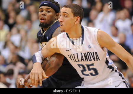 12. Februar 2011 - Villanova, Pennsylvania, USA - Villanova Wildcats Forward/Center Maurice Sutton (25) und a35 Kampf um Position.  In einem großen Osten besiegt Schlacht #4 Pittsburgh #9 Villanova 57-54, in einem Spiel im Pavillon in Villanova, Pennsylvania (Credit-Bild: © Mike McAtee/Southcreek Global/ZUMAPRESS.com) Stockfoto